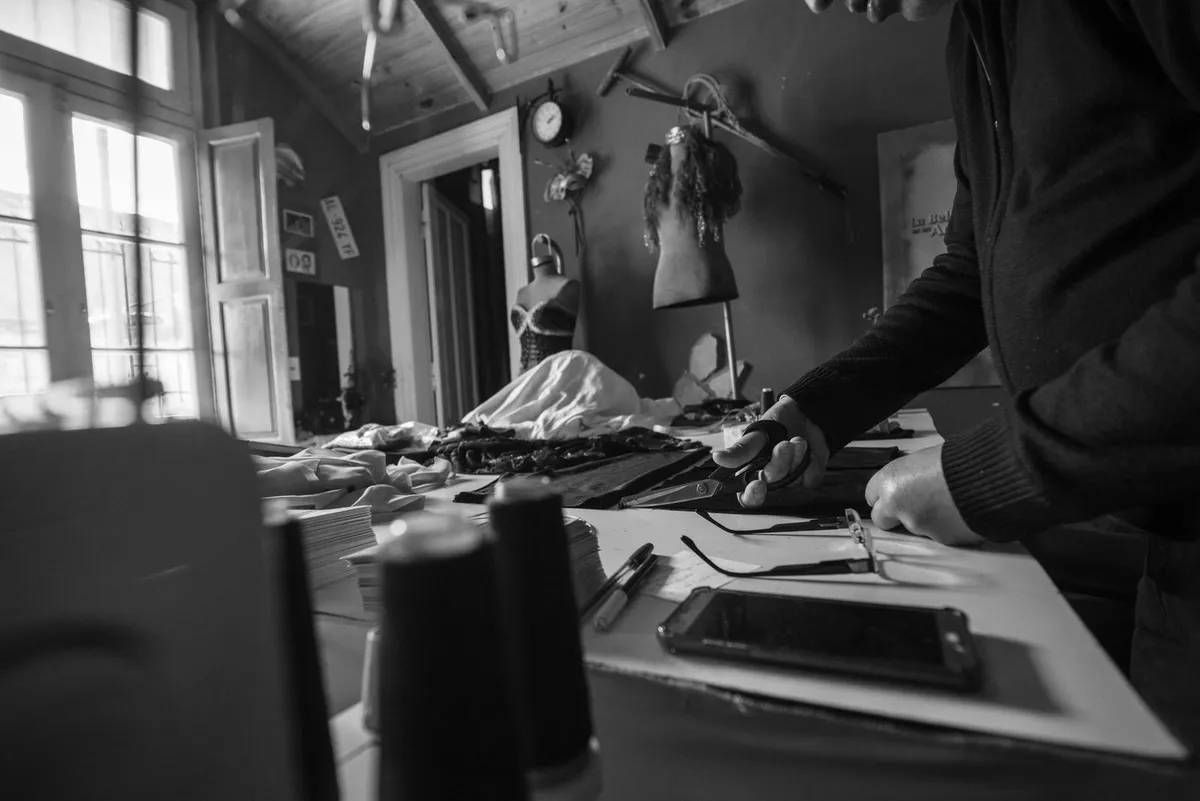 Mesa de corte de un taller en blanco y negro
